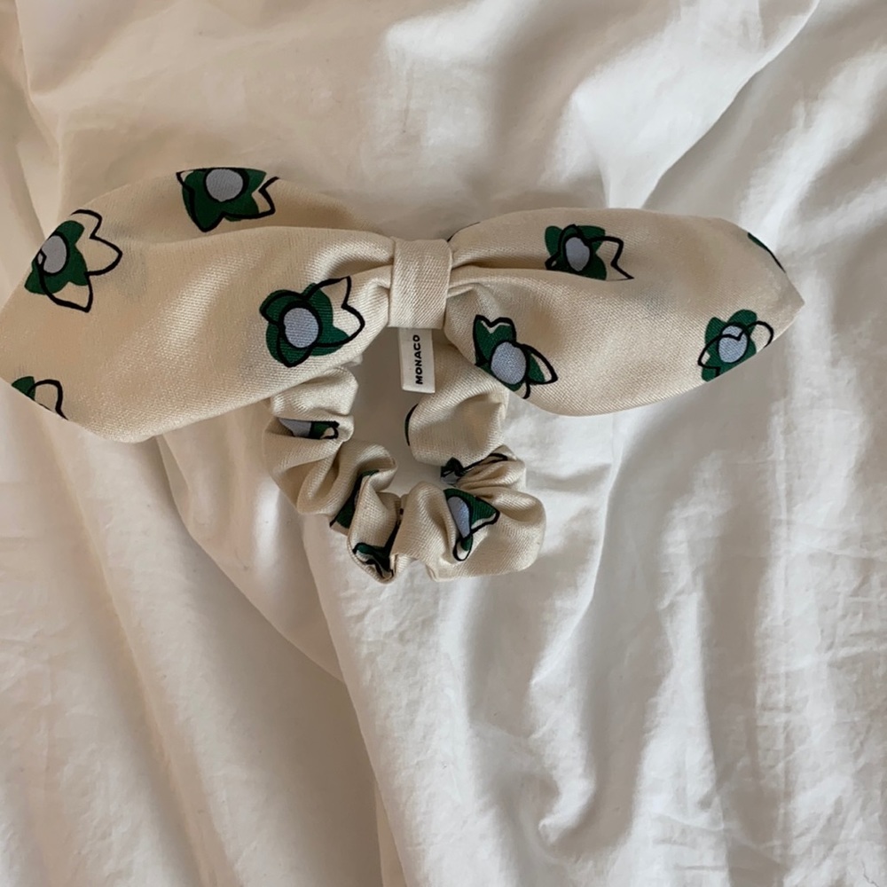 Club Monaco trendy hair scrunchy
